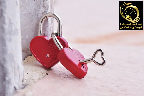 بستن قفل عشق در برج سئول